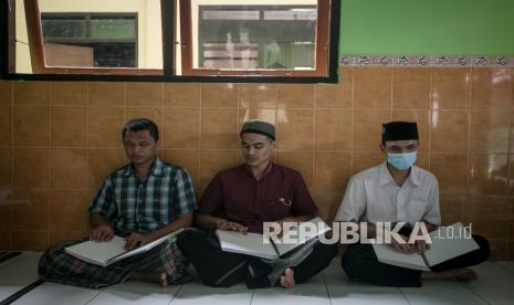 Siswa penyandang tunanetra penerima manfaat membaca Alquran braille saat mengikuti kegiatan tadarus di Balai Rehabilitasi Sosial Disabilitas Netra Bhakti Candrasa, Jongke, Solo, Jawa Tengah, Rabu (6/4/2022). Lembaga sosial tersebut memberikan edukasi cara membaca Alquran huruf braille kepada penyandang tuna netra sekaligus menjadi kegiatan rutin siswa selama bulan Ramadhan. 