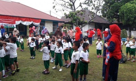 Siswa PG-TK Bosowa Bina Insani mengikuti lomba.