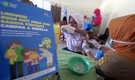 Siswa saat diberikan imunisasi Measleas Rubela (MR) oleh petugas Dinas Kesehatan Kabupaten Bogor di MTSN 3 Bogor, Cibinong, Kabupaten Bogor, Jawa Barat, Selasa (1/8). 