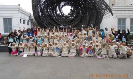 Siswa SD Al-Iman Citayam mengitari Kota Jakarta sekaligus mengunjungi Museum Gajah dan Kota Tua.