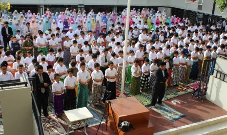 Siswa SD Bakti Mulya 400 melaksanakan praktik shalat gerhana bulan.