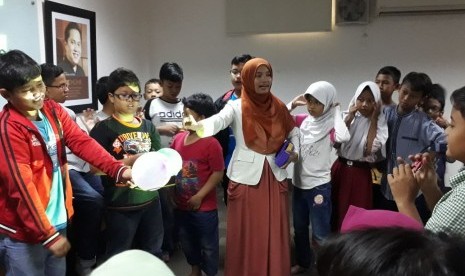 Siswa SD belajar mengenai gas dengan menggunakan arat peraga berupa balon di Republika Fun Science.