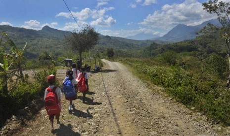  Suasana jalan desa di  NTT (ilustrasi) . (Antara//Yudhi Mahatma)