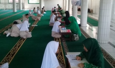 Siswa SD Bosowa Bina Insani, Bogor, mengikuti munaqosyah Tilawati.