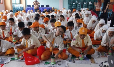 Siswa SD di Malang diajarkan menabung sejak dini melalui kegiatan Ayo Menabung dan Berbagi. 