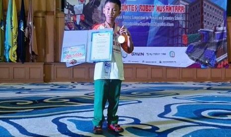 Siswa SD Fatma Kenanga juara Kontes Robot Nusantara.