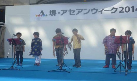 Siswa SD Ichi Sakai memainkan angklung dalam acara pentas seni Sakai Asean Week 2014