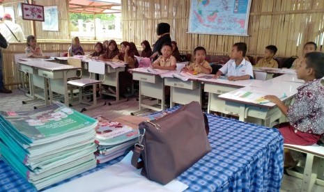 Siswa SD Inpres Bayaoge, Palu belajar di ruangan kelas yang terbuat dari bambu.