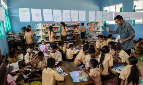 Siswa SD Inpres Wae Nakeng, Kabupaten Manggarai Barat, Flores, antusias membaca buku yang disediakan oleh Taman Bacaan Pelangi.