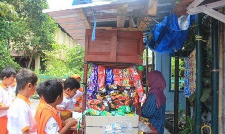 Siswa SD Juara  belajar wawancara langsung ke salah satu penjual angkringan di lingkungan sekitar sekolah. 