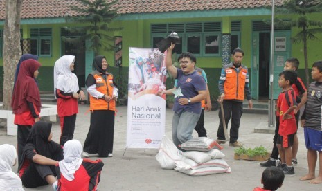 Siswa SD Juara dan SD Timbulharjo memperingati Hari Anak Nasional.