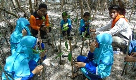 Siswa SD Juara Tanam Sejuta Mangrove di Surabaya