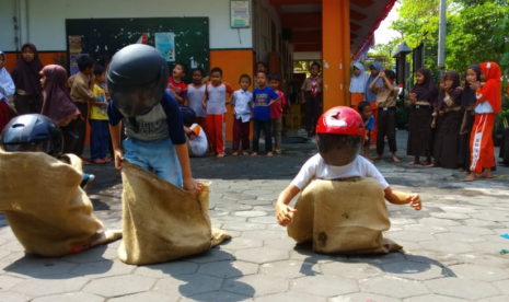 Siswa SD Juara Yogyakarta mengikuti berbagai perlombaan  untuk memeriahkan kemerdekaan Indonesia ke 74. 