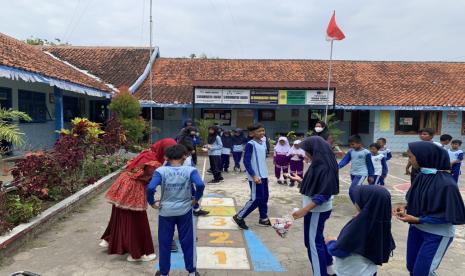 Siswa SD memainkan E-GizBang sebagai sarana edukasi pengentasan permasalahan gizi, yang dihadirkan tim pengabdian masyarakat Prodi Gizi UAD.