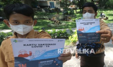 Siswa SD memperlihatkan kartu vaksinasi usai mendapatkan suntikan vaksin Covid-19 (ilustrasi).