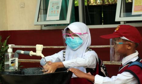 Siswa SD mencuci tangan sebelum masuk kelas saat uji coba pembelajaran tatap muka di SDN Tegalwaru 02, Ciampea, Kabupaten Bogor, Jawa Barat, (ilustrasi). Pemprov Jabar mengembalikan keputusan PTM kepada masing-masing sekolah.