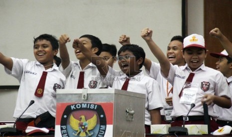   Siswa SD Menteng 01 melakukan simulasi pemungutan suara pada pemilu di kantor KPU, Jakarta Pusat, Senin (11/11).  (Republika/Yasin Habibi)