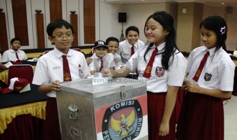 Siswa SD Menteng 01 melakukan simulasi pemungutan suara pada pemilu di kantor KPU, Jakarta Pusat, Senin (11/11). (Republika/Yasin Habibi)