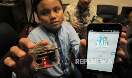 Siswa SD menunjukkan aplikasi berbasis Android di ponsel, yang termasuk sebagai industri kreatif (ilustrasi).