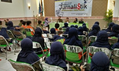 Siswa SD Muhammadiyah 1 Ketelan Surakarta mengikuti workshop penulisan jurnalistik, Jumat (15/12).