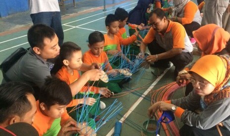 Siswa SD Muhammadiyah Ketelan Surakarta mengolah sampah menjadi barang berguna.