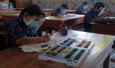 Siswa SD Negeri 3 Batubulan mengikuti pembelajaran tatap muka (PTM) dengan menerapkan protokol kesehatan di Gianyar, Bali, Rabu (22/9/2021). Satuan pendidikan di Bali diizinkan melaksanakan PTM terbatas dan wajib berkoordinasi dengan Satgas COVID-19 setempat sesuai Surat Edaran Gubernur Bali dengan nomor B.31.420/76560/DIKPORA tentang pelaksanaan pembelajaran pada masa pandemi COVID-19 di Provinsi Bali.