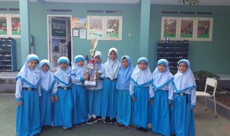 Siswa SD Prestasi Global berhasil merebut juara kedua lomba tari se-Jadebotabek, Bandung dan sekitarnya.