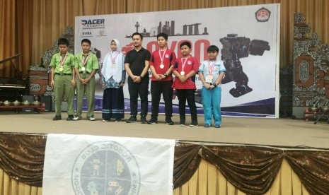 Siswa SD Prestasi Global Depok berhasil menjuarai lomba robotik tingkat Asia yang digelar di Singapura.