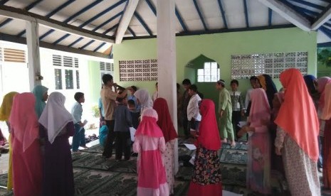 Siswa SD Tunas Pertiwi medapat training tentang teknik bersyukur.