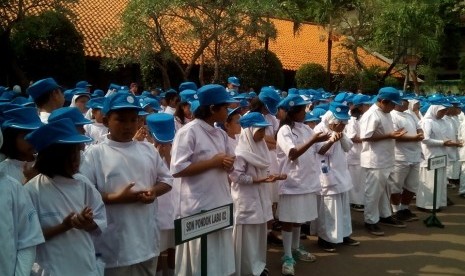 Siswa SD yang mengikuti program dokter kecil berdoa bersama usai pelantikan di SDN Pondok Labu 07, Kamis (19/11). 