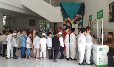 Siswa SDI Tugasku menunaikan zakat di gerai IZI.