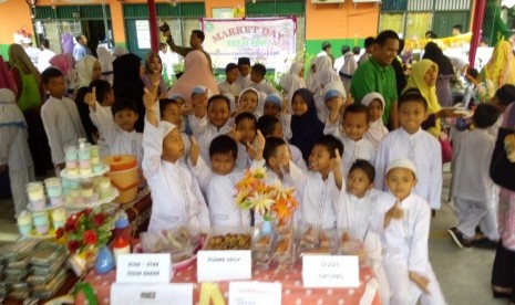 Siswa SDIT Al Kahfi berpose dalam acara market day pada Jumat (5/2).