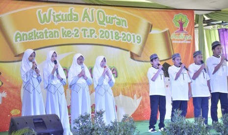 Siswa SDIT Auliya menggelar wisuda Alquran, Sabtu (17/5). 