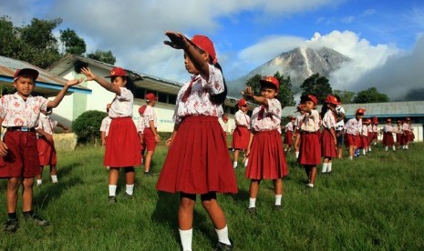   Siswa SDN 046416 berlatih baris berbaris di sekolah mereka yang terletak di sekitar kaki Gunung Sinabung di Desa Berastepu, Karo, Sumut, Kamis (7/11).    (Antara/Irsan Mulyadi)