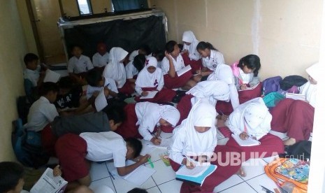 Siswa SDN 1 Andir, Kabupaten Bandung belajar di asrama Sanggar Kegiatan Bersama (SKB), Kamis (2/3). Hujan deras dan luapan sungai Citarum membuat sekolah mereka terendam banjir.