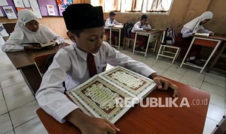 Siswa SDN 1 Lhokseumawe membaca Al Quran pada hari pertama sekolah di bulan Ramadhan 1443 Hijriah di Aceh, Senin (11/4/2022). Pemerintah setempat memberlakukan sekolah Pembelajaran Tatap Muka (PTM) terbatas untuk semua jenjang pendidikan selama Ramadhan mulai 11-23 April 2022 dengan pembelajaran pendidikan keagamaan atau Dinul Islam. Hadits Tujuh Golongan dalam Naungan Allah