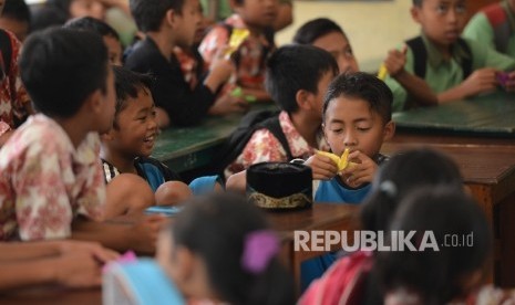 Siswa SDN Banaran Pulung melaksanakan kegiatan belajar mengajar di Masjid Desa Banaran yang menjadi sekolah sementara di Kecamatan Pulung, Kabupaten Ponorogo, Jawa Timur, Rabu (5/4). 