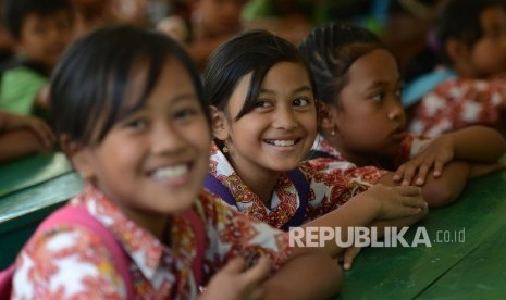 Siswa SDN Banaran Pulung melaksanakan kegiatan belajar mengajar di Masjid Desa Banaran yang menjadi sekolah sementara di Kecamatan Pulung, Kabupaten Ponorogo, Jawa Timur, Rabu (5/4). 