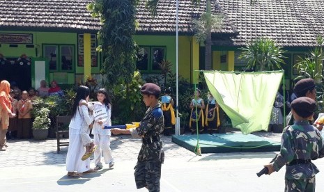 Siswa SDN Dinoyo I Malang melakonkan drama kolosal G30S/OKI dengan fokus pada sosol Ade Irma Suryani Nasution