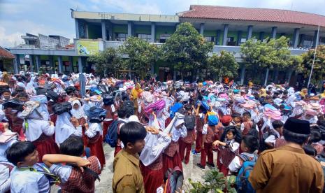 Siswa SDN Galunggung di Kecamatan Tawang, Kota Tasikmalaya, melakukan simulasi bencana gempa bumi, Senin (5/12/2022).