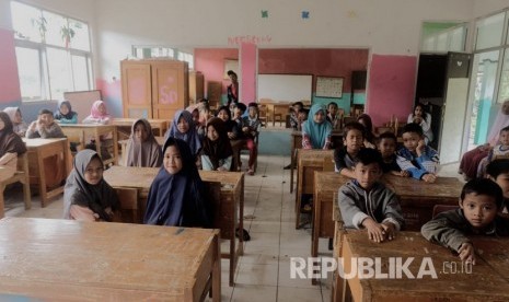 Siswa SDN Malasari 2 di Kecamatan Nanggung, Bogor, Selasa (7/1), harus bersekolah dengan fasilitas seadanya akibat bencana banjir.