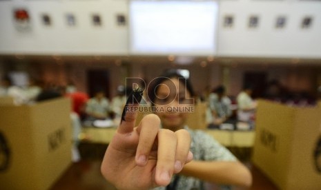 Siswa SDN Menteng 01 menunjukan jari yang telah bertinta setelah mencoblos surat suara dalam rangkaian simulasi pemilihan umum yang diadakan di Komisi Pemilihan Umum (KPU), Jakarta Pusat, Jumat (11/9).    (Republika/Raisan Al Farisi)