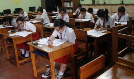 Siswa SDN Menteng 1 mengikuti ujian untuk mata pelajaran Bahasa Indonesia pada hari pertama pelaksanaan Ujian Sekolah (US) tingkat Sekolah Dasar (SD), Jakarta Pusat, Senin (19/5). 