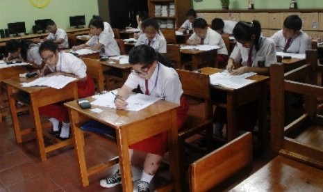 Siswa SDN Menteng 1 mengikuti ujian untuk mata pelajaran Bahasa Indonesia pada hari pertama pelaksanaan Ujian Sekolah (US) tingkat Sekolah Dasar (SD), Jakarta Pusat, Senin (19/5).