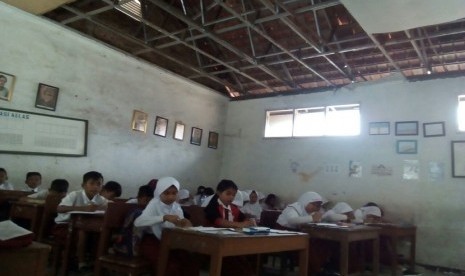 Suasa SD Sukasari 01 Kecamaran Rumpin, Kabupaten Bogor yang siswanya terpaksa belajar dengan kondisi plafon di ruangan kelas mereka roboh.