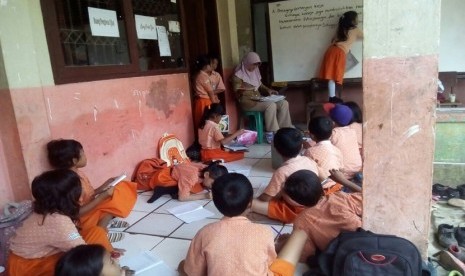 Siswa SDN Sukasari 01 Kecamatan Rumpin, Kabupaten Bogor terpaksa belajar di teras sekolah karena plafon di ruangan kelas mereka yang roboh.