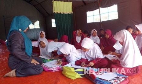 Siswa SDN Sukasari, Kelurahan Gunung Tandala, Kecamatan Kawalu, Kota Tasikmalaya, Jawa Barat belajar di tenda, Rabu (3/1). Sekolah mereka mengalami kerusakan akibat gempa pertengahan Desember lalu.