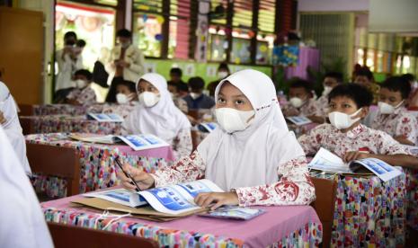 Siswa SDN Tanjung Barat 09, Jakarta Selatan mengikuti edukasi pemilahan sampah yang diadakan UCI.