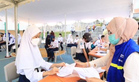 Siswa sedang mengikuti program vaksinasi yang digelar SMP-SMA Labschool  Cirendeu, Tangerang Selatan, Banten, Selasa (24/8).