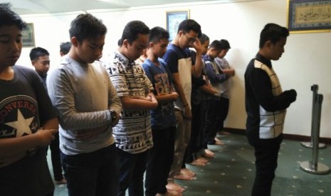 Siswa Sekolah Bosowa melaksanakan shalat berjamaah di Masjid Abu Bakar Assidiq, Cambridge.